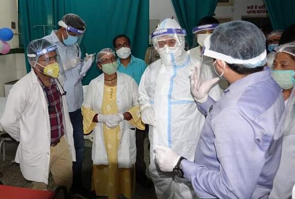 बागेश्वरः पीपीई किट पहन सीएम तीरथ ने जाना मरीजों का हाल