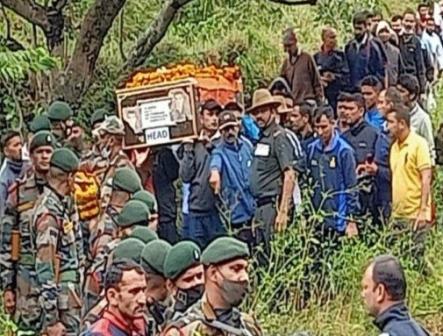 जम्मू कश्मीर के पुंछ में आतंकियों के साथ हुई मुठभेड़ में शहीद हुए नायक हरेंद्र पंचतत्व में विलीन