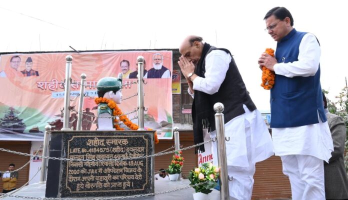 राजनाथ सिंह एवं सीएम धामी ने कारगिल शहीद कुंदन सिंह खड़ायत की प्रतिमा पर पुष्पांजलि अर्पित कर दी श्रद्धांजलि