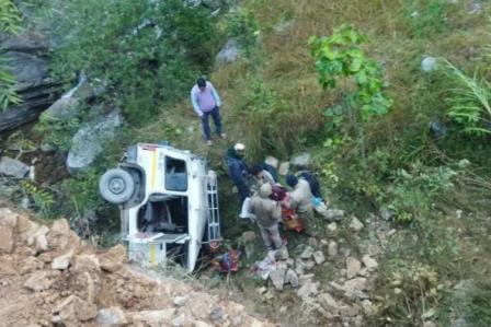 दर्दनाक हादसा: वाहन खाई में गिरा, तीन महिलाओं की मौत