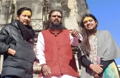 टेलीविजन शो इंडियन आइडियल विजेता पवनदीप राजन व अरुणिता कांजीलाल ने ओंकारेश्वर मंदिर में भगवान केदारनाथ के दर्शन कर की पूजा-अर्चना