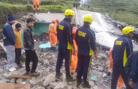 चमोली : भूस्खलन बाद गिरे बोल्डरों से तीन मकान क्षतिग्रस्त, एक ही परिवार के चार लोगों की मौत
