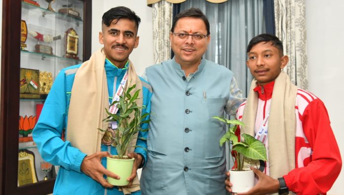 पदक विजेता हिमांशु कुमार एवं सचिन सिंह बोहरा ने सीएम धामी से की भेंट