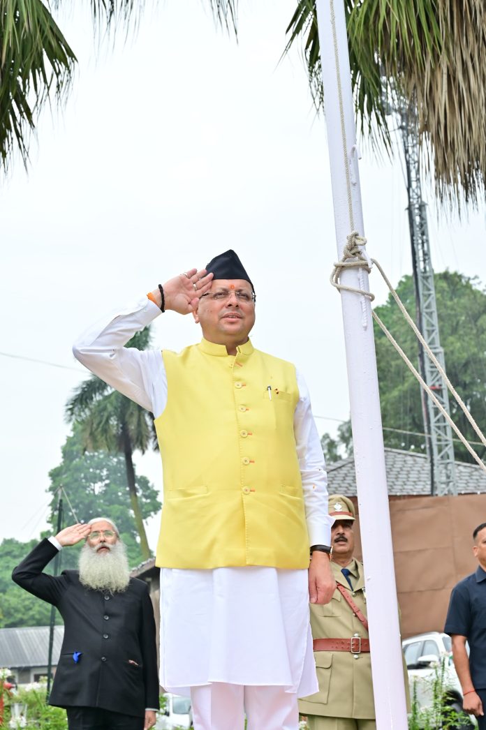 स्वतंत्रता दिवस : सीएम धामी ने मुख्यमंत्री आवास में किया ध्वजारोहण, दिलाई राष्ट्रीय एकता की शपथ