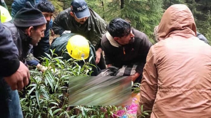 कार अनियंत्रित होकर खाई में गिरी, दो लोगों की मौत, दो घायल हायर सेंटर रेफर