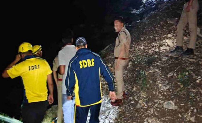 मसूरी से देहरादून आ रही कार खाई में गिरी, दो लोगों की मौत, एक घायल