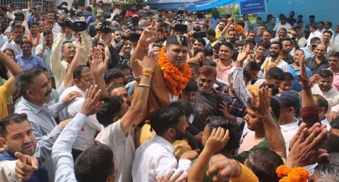 Uttarakhand Panchayat Chunav: भाजपा-कांग्रेस समर्थित प्रत्याशियों में टक्कर, निर्दलीय-बागियों का भी बोलबाला