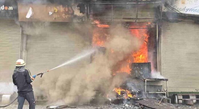 Mussoorie: मालरोड पर दुकान में लगी भीषण आग, मची अफरा तफरी, सारा सामान जलकर राख