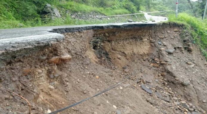 Uttarkashi: गंगोत्री हाईवे का करीब 200 मीटर हिस्सा टिहरी बांध झील में समाया, सालंग पुल के पास भी धंसी सड़क