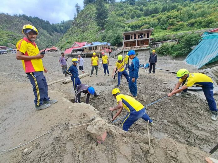 Uttarkashi Dharali Cloudburst: मलबे में लापता लोगों की तलाश शुरू, सेना और एसडीआरएफ समेत कई टीमें जुटीं