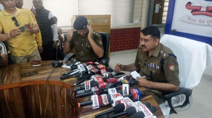उत्तराखंड: UKSSSC परीक्षा, एसएसपी बोले-पेपर सिर्फ कुछ लोगों के बीच ही पहुंचा...तीन लोगों की भूमिका आई सामने उत्तराखंड: UKSSSC परीक्षा, एसएसपी बोले-पेपर सिर्फ कुछ लोगों के बीच ही पहुंचा...तीन लोगों की भूमिका आई सामने