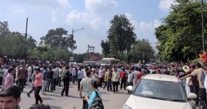 पेपर लीक मामले में उत्तराखंड बेरोजगार संघ का सचिवालय कूच, फूटा युवाओं का गुस्सा, सड़कें जाम पेपर लीक मामले में उत्तराखंड बेरोजगार संघ का सचिवालय कूच, फूटा युवाओं का गुस्सा, सड़कें जाम