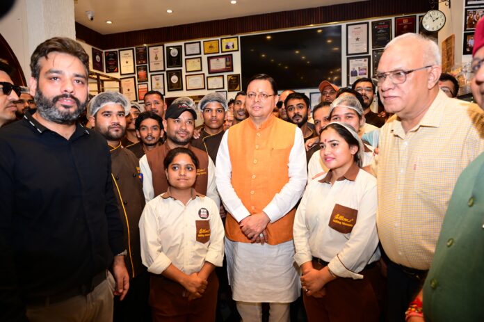 सीएम धामी ने GST बचत उत्सव के तहत विभिन्न दुकानों का किया भ्रमण, व्यवसायियों से की बातचीत सीएम धामी ने GST बचत उत्सव के तहत विभिन्न दुकानों का किया भ्रमण, व्यवसायियों से की बातचीत