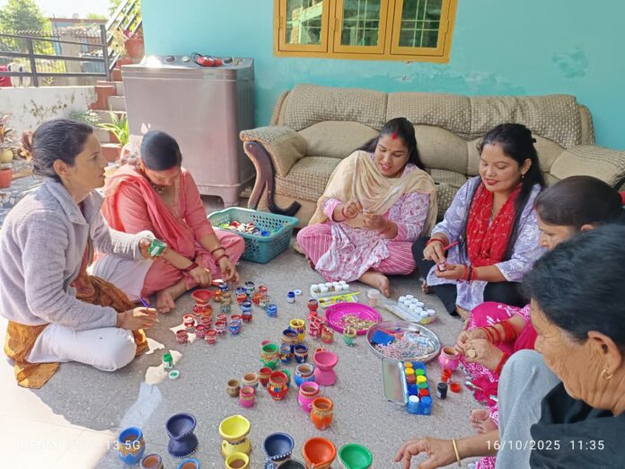समूह की महिलाओं के हाथों बनी मोमबत्तियों से रोशन होगी दिवाली समूह की महिलाओं के हाथों बनी मोमबत्तियों से रोशन होगी दिवाली