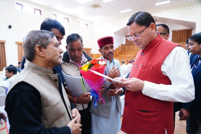 मुख्यमंत्री धामी ने जनता मिलन कार्यक्रम में सुनी जन समस्याएं, फीडबैक व्यवस्था सुदृढ़ करने के दिए निर्देश