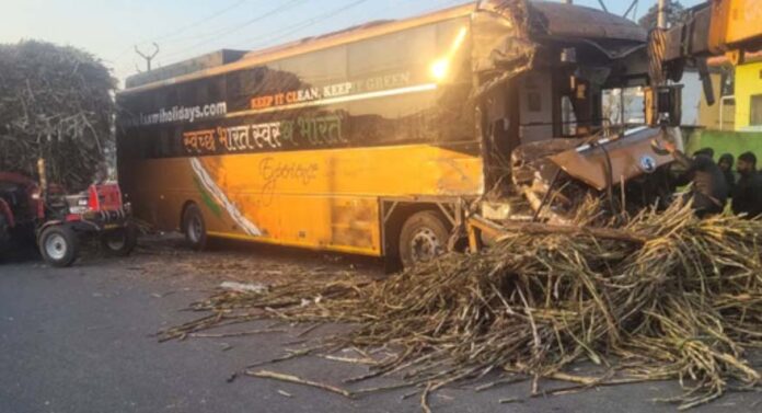 देहरादून-हरिद्वार हाईवे पर हादसा, गन्ने के ट्राले से टकराई यात्रियों से भरी बस, चालक की हुई मौत