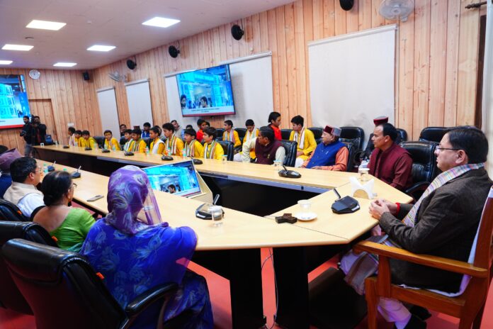 सीएम धामी ने स्कूल के बच्चों के साथ पीएम मोदी के मन की बात के 131वें एपिसोड को सुना