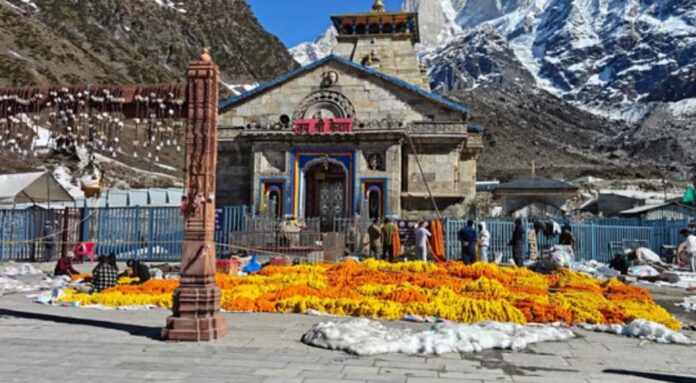 Kedarnath Dham: फूलों से सजने लगा बाबा केदार धाम, आज गौरीकुंड पहुंचेगी उत्सव डोली, कल खुलेंगे कपाट