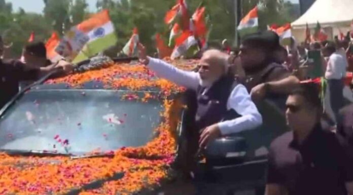 PM Modi Dehradun Visit: एलिवेटेड रोड पर प्रधानमंत्री का रोड शो जारी, फूल बरसा कर स्वागत कर रहे लोग देखें लाइव