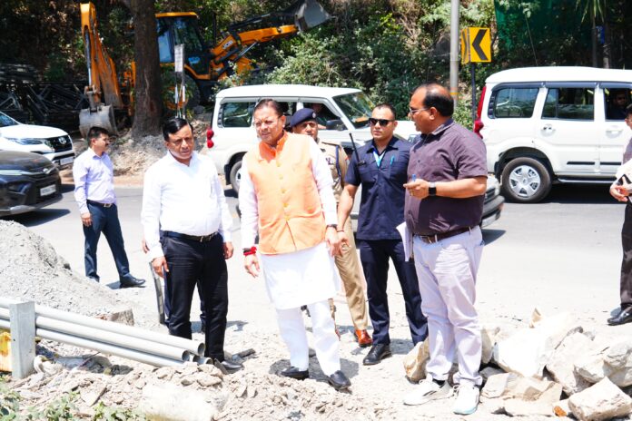 सीएम धामी ने किया मसूरी रोड स्थित शिव मंदिर के निर्माणाधीन पुल का निरीक्षण