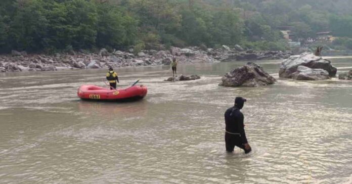Rishikesh: प्रतिबंधित घाट पर फोटो खींचते समय गंगा में बहे दो युवक, सर्च अभियान जारी