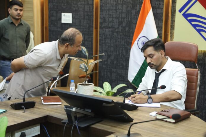बेटे ने ऑनलाइन गेम में खत्म कर दी पूंजी: मां ने अफसरों को सुनाई करतूत, आर्थिक सहायता के लिए पहुंची DM के पास