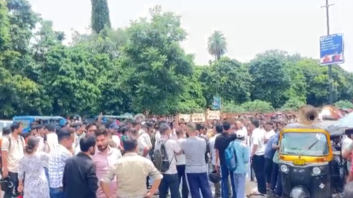 Dehradun: राजधानी में युवाओं को प्रदर्शन, जेई-एई भर्ती समेत मांगों को लेकर सचिवालय कूच