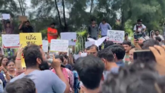 Dehradun: परीक्षाओं में धांधली से आहत युवाओं का सड़कों पर दिखा आक्रोश, बोले-इस्तीफा दें केंद्रीय शिक्षा मंत्री