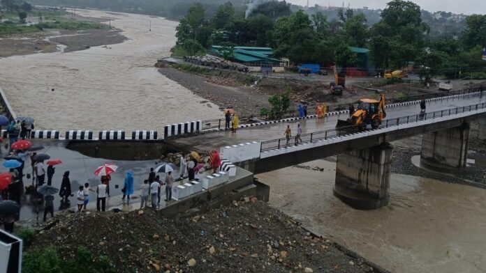 उत्तराखंड: चारधाम यात्रा रुकी, मालदेवता में रिकॉर्ड बारिश दर्ज, हाईवे बंद, कई जगह बाढ़ जैसे हालात