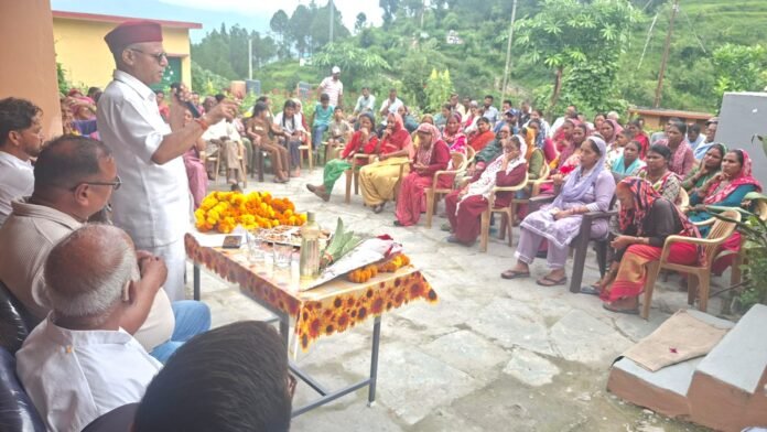 पूर्व मंत्री धनै ने किया चंबा के गावों का भ्रमण, सुनी ग्रामीणों की समस्यायें