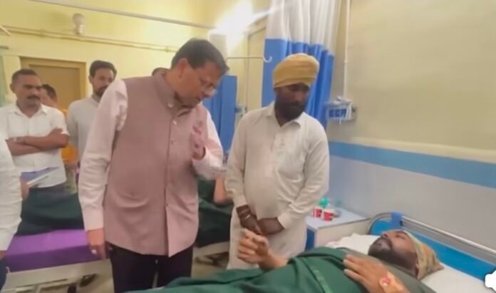 Chamoli Tunnel Landslide: घायल श्रमिकों से मिले सीएम धामी, मृतकों के लिए चार-चार लाख देने की घोषणा