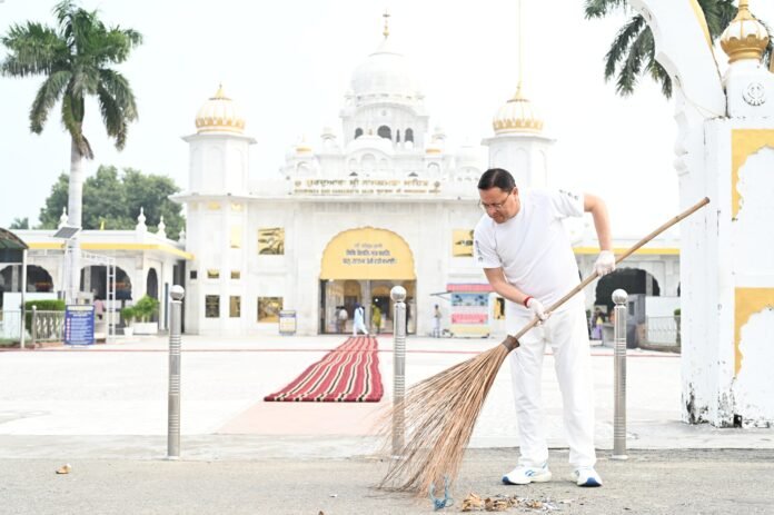 सेवा संकल्प अभियान' के तहत नानकमत्ता पहुंचे मुख्यमंत्री धामी, स्वच्छता अभियान में किया श्रमदान