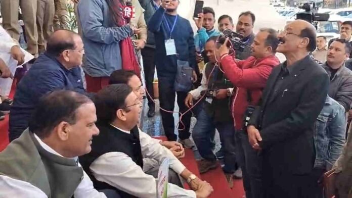 उत्तराखंड विधानसभा सत्र: विपक्ष का हंगामा, काले झंडे लहराए, कार्यवाही कुछ देर स्थगित, मनाने पहुंचे मंत्री